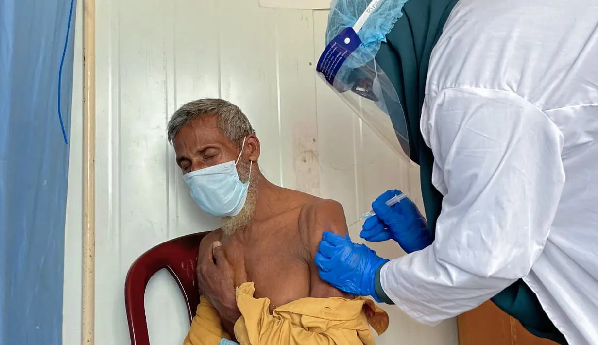 Seorang pengungsi Rohingya divaksinasi COVID-19 di Cox's Bazar, Bangladesh (10/8/2021).  Pemerintah Bangladesh dan lembaga bantuan mulai memvaksinasi pengungsi Rohingya pada Selasa ketika gelombang virus meningkatkan risiko kesehatan di kamp-kamp pengungsian. (AP Photo)