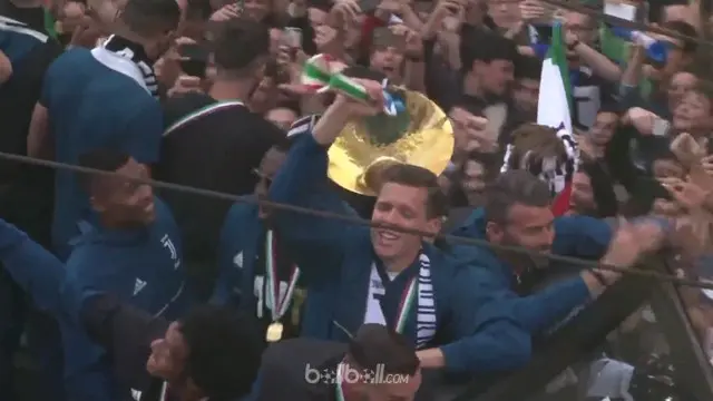 Berita video momen Wojciech Szczesny melakukan tangkapan penyelamatan saat skuat Juventus selebrasi di atas bus. This video presented by BallBall.