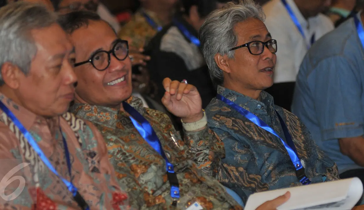 Dirut PT. Pertamina (Persero) Dwi Soetjipto (kanan) dan  Rektor Universitas NU Surabaya Achmad Jazidie (tengah) saat menghadiri Focus Grup Discussion dan Silaturahmi Nasional Ikatan Alumni ITS di Jakarta, Minggu (30/8). (Liputan6.com/Herman Zakharia)