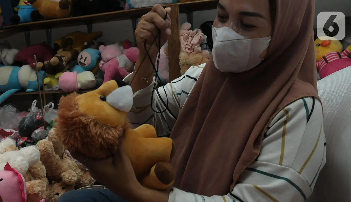Perajin boneka rumahan Sipaka tengah menyelesaikan pembuatan boneka di Bekasi, Jawa Barat, Rabu (27/9/2023). (merdeka.com/Imam Buhori)
