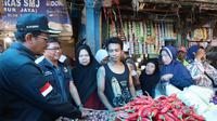 Wabup Garut Helmi Budiman dalam inspeksi sejumlah harga sembako di pekan pertama Ramadan 1444 H di pasar Induk Ciawitali Garut, Jawa Barat. (Liputan6.com/Jayadi Supriadin)