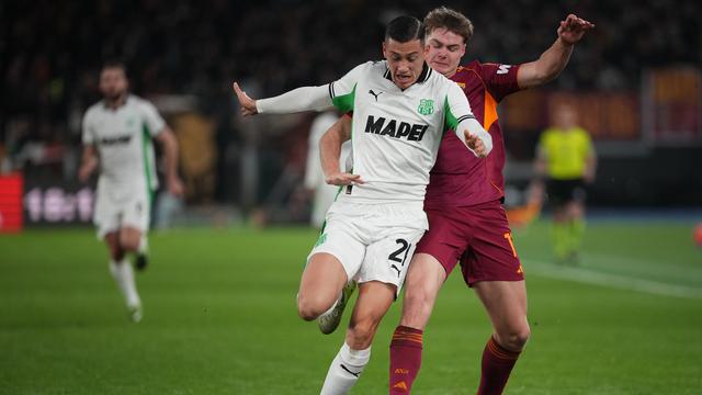 Jay Idzes berebut bola dengan Evan Ferguson di laga AS Roma vs Sassuolo di pekan ke-20 Liga Italia 2025/2026 di Olimpico, Roma, Minggu (11/01/2026).