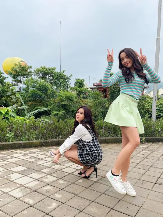 <p>Megan Domani pakai rok mini [Instagram/megandomani1410]</p>