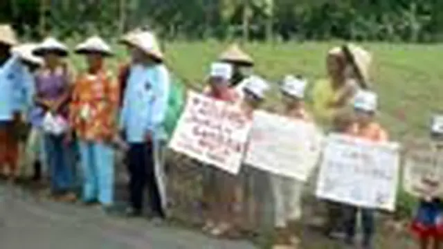 Ribuan warga Pati, Jawa Tengah, turun ke jalan untuk memperingati setahun hengkangnya pabrik Semen Gresik dari Pati. Mereka menegaskan akan menolak pembangunan pabrik sampai titik darah penghabisan. 