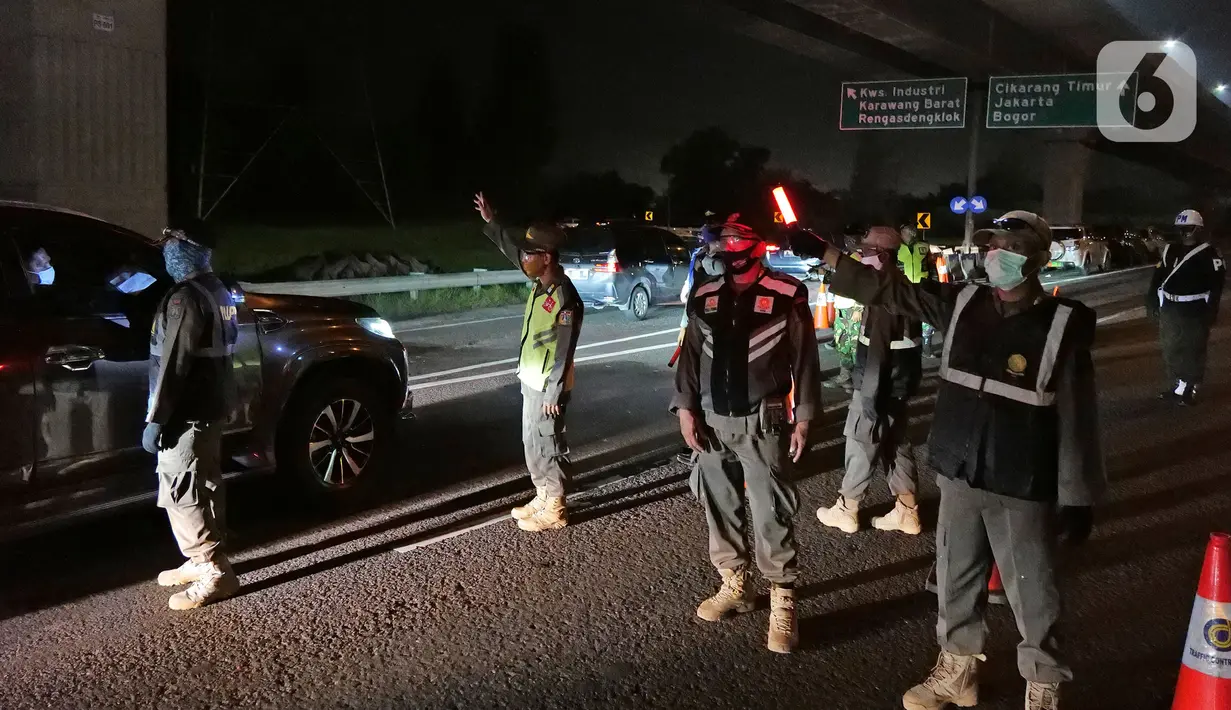 Petugas gabungan memeriksa kendaraan di Tol Jakarta-Cikampek Km 47, Karawang, Jawa Barat, Kamis (28/5/2020). Petugas memutarbalikkan kendaraan menuju Jakarta yang tidak dilengkapi  SIKM dalam upaya pencegahan COVID-19 sesuai Pergub DKI Jakarta Nomor 47 Tahun 2020. (Liputan6.com/Herman Zakharia)