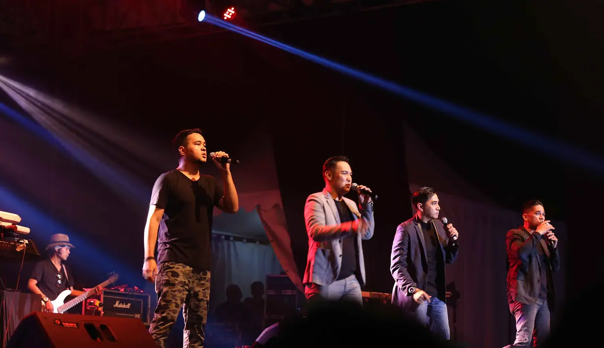 "Kita nostalgia bersama ya. Siapa yang senang hari ini? Kita sudah hampir 25 tahun bersama," ucap Ponco Buwono dari atas panggung konser yang dihelat di Istora Senayan, Jakarta, Sabtu (7/11/2015) malam. (Nurwahyunan/Bintang.com)