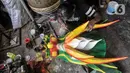 Pekerja saat menyelesaikan pembuatan Liong dan Barongsai di kawasan Babakan Pasar, Bogor, Jawa Barat, Senin (17/1/2022). Sedikitnya 20 pesanan telah dikerjakan yang nantinya akan dipasarkan ke sejumlah wilayah di Indonesia. (merdeka.com/Iqbal S Nugroho) (merdeka.com/Iqbal S Nugroho)