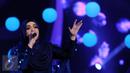 Penyanyi asal Malaysia, Siti Nurhaliza saat tampil di Konser Kemenangan D'Academy Asia 2 di Studio 5 Indosiar, Jakarta, Kamis (29/12). Siti juga menjadi komentator penampilan para finalis D2 Academy Asia. (Liputan6.com/Helmi Fithriansyah)