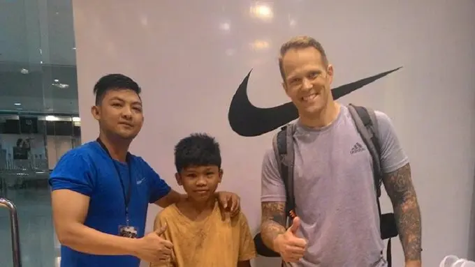 [Bintang] Bule belikan sepatu