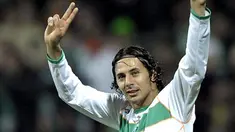 Bremen's Peruvian striker Claudio Pizarro celebrates after scoring during the Bundesliga football match of Werder Bremen against Eintracht Frankfurt at the Weser stadium in Bremen,on November 29, 2008. AFP PHOTO DDP/DAVID HECKER