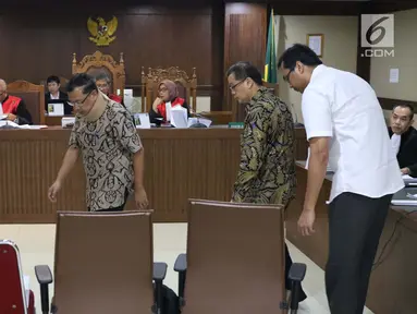 Terdakwa suap anggota DPRD Kalteng Edy Saputra Suradja, Willy Agung, dan Teguh Dudy Syamsuri Zaldy (kiri ke kanan) saat sidang tuntutan di Pengadilan Tipikor, Jakarta, (27/2). Ketiganya dituntut 2 tahun 6 bulan penjara. (Liputan6.com/Helmi Fithriansyah)