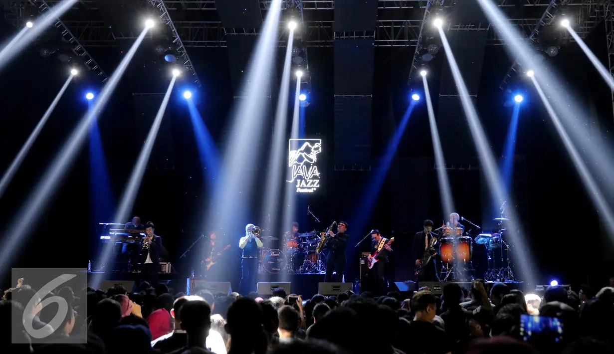 Tokyo Ska Paradise Orchestra menghibur para penonton di Java Jazz Festival 2016 di Jakarta, Jumat (4/3). Band asal negeri Sakura tersebut menghipnotis para penikmat musik Jazz dengan nuansa musik ska. (Liputan6.com/Angga Yuniar)
