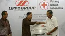 Chairman and Founder Lippo Group Mochtar Riady, memberikan bantuan sebesar Rp 250 juta dan barang senilai Rp 250 juta kepada Plh Ketua Umum PMI Ginandjar Kartasasmita (kanan) di Gedung PMI Jakarta, Kamis (8/12). (Liputan6.com)