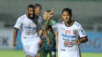 Striker Bali United, Irfan Bachdim usai mencetak gol ke gawang PS TNI. Bali menang 4-3 atas PS TNI (Helmi Fithrianysah/Liputan6.com)