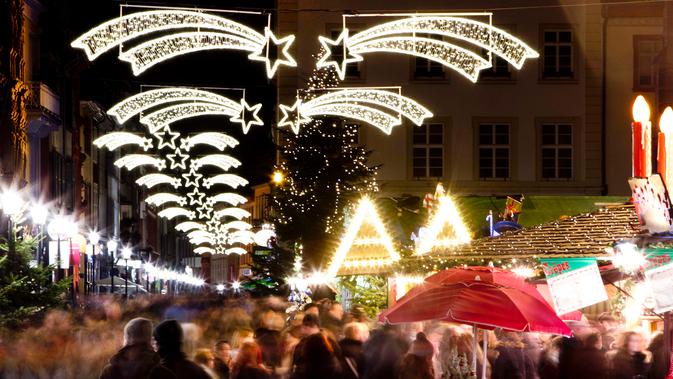 Suasana pasar Natal tradisional di Kota Tua Heidelberg, Jerman, Selasa (4/12). (AP Photo/Michael Probst)