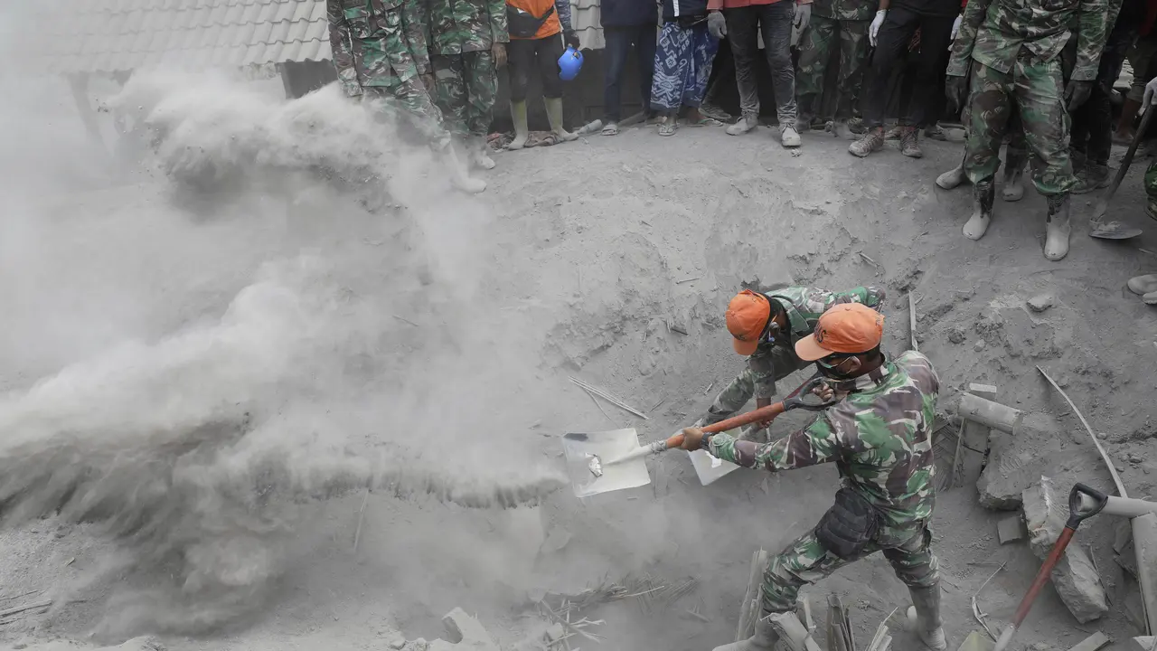 Perjuangan Tim Penyelamat Cari Korban Erupsi Gunung Semeru