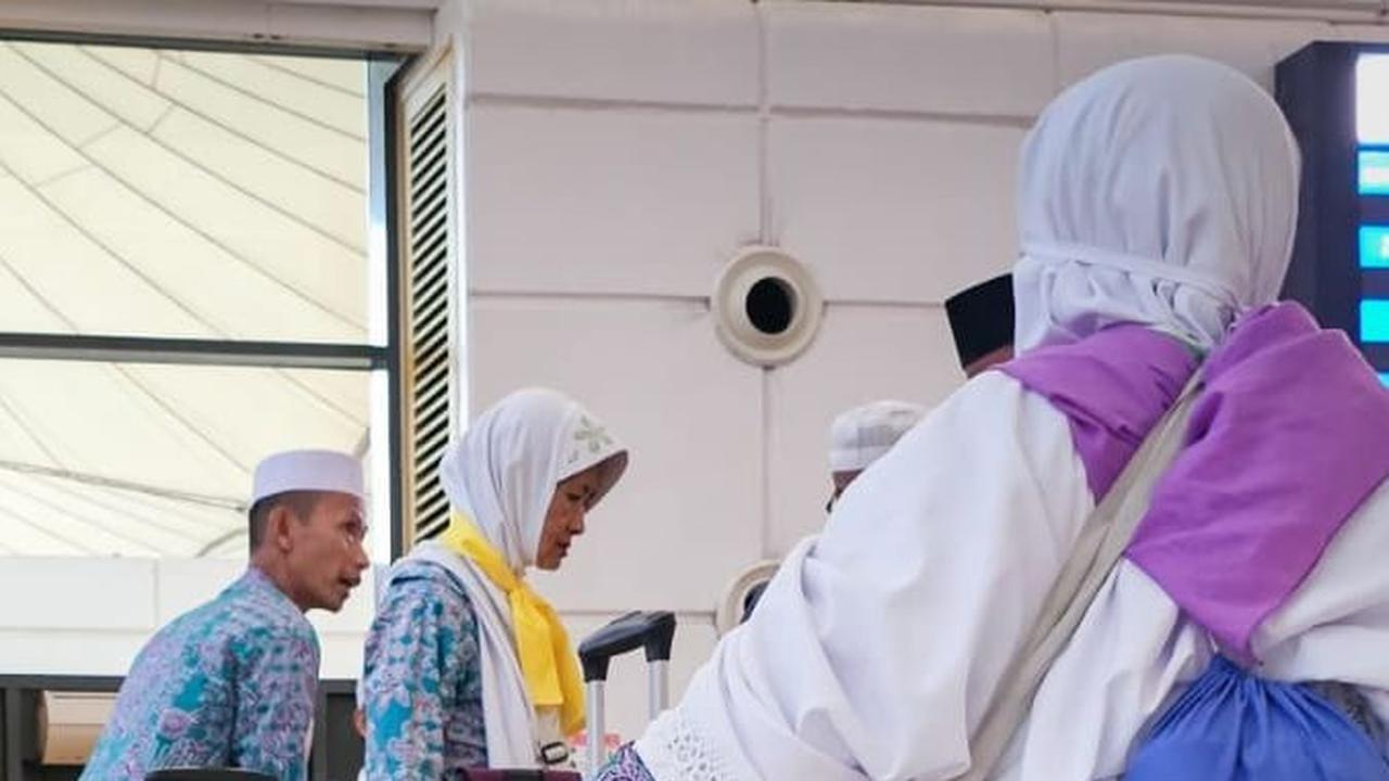 Semringah Jemaah Haji Tiba di Makassar, Tampil Glamor & Berkilau Pakai 180 gram Emas
