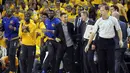 Pemain dan Official Golden State Warriors merayakan kemenangan atas Houston Rockets pada babak pertama Playoffs NBA di Oracle Arena,  Oakland, Selasa (19/4/2016) WIB. (Cary Edmondson-USA TODAY Sports)