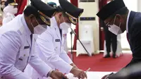 Gubernur Sulawesi Selatan, Nurdin Abdullah melantik 11 bupati dan wali kota terpilih pemenang Pilkada serentak 9 Desember 2020. (Liputan6.com/Fauzan)