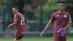 Bambang Pamungkas tertawa bersama rekannya saat sesi latihan jelang  Piala AFC 2018 di Lapangan ABC, Senayan, Jakarta (27/2/2018). Persija melawan Tampines Rovers pada 28 Februari 2018. (Bola.com/Nick Hanoatubun)