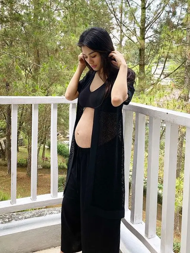 Hamil Anak Ketiga, Ini 6 Potret Adinda Bakrie Pamer Baby Bump