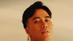 Diterpa rumor penguka sejenis saat terjun pertama kali ke dunia musik Tanah Air. Vidi Aldiano kasih bocoran penyebabnya di video ini.