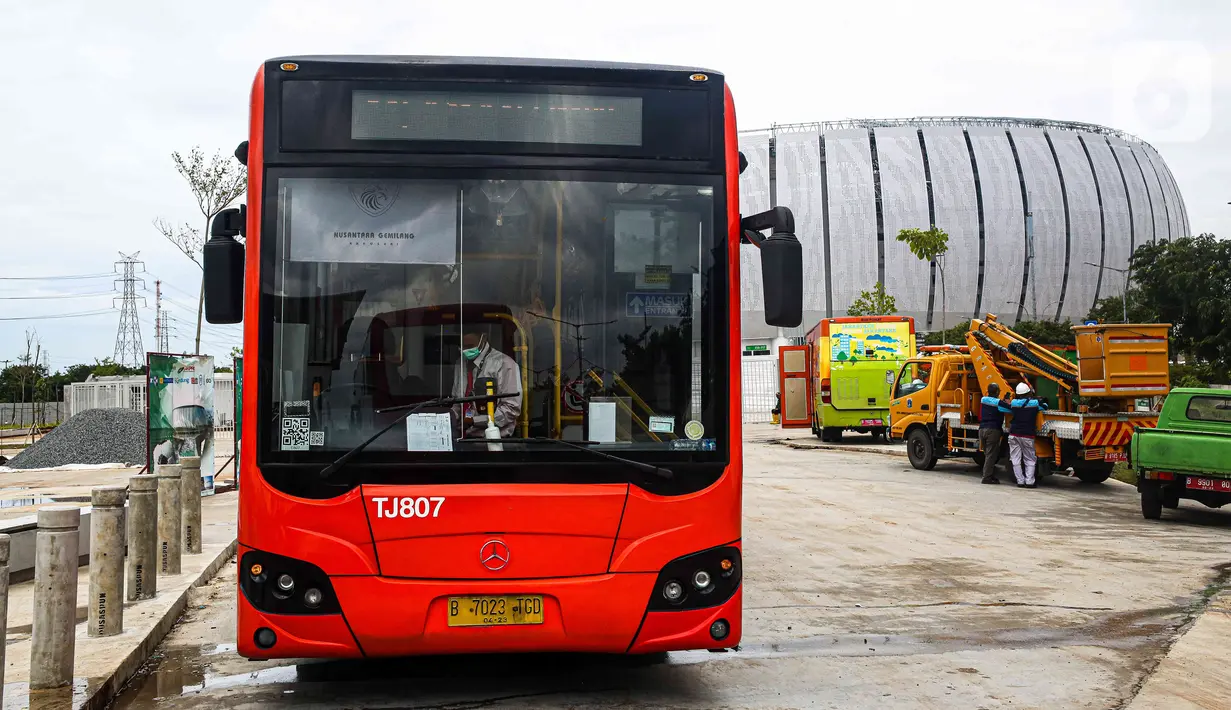 Bus Transjakarta menunggu penumpang di Jakarta International Stadium (JIS) di Tanjung Priok, Selasa (1/3/2022). PT Transportasi Jakarta (Transjakarta) mulai melakukan uji coba layanan non bus rapid transit (non BRT) rute 14 yang melayani trayek Stadion JIS - Senen. (Liputan6.com/Herman Zakharia)