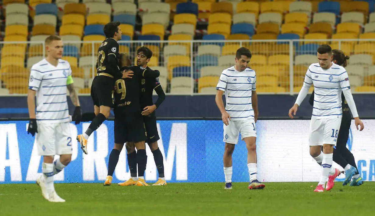 Pemain Barcelona Martin Braithwaite (tengah) melakukan selebrasi usai mencetak gol ke gawang Dynamo Kyiv pada pertandingan Grup G Liga Champions di Stadion Olimpiyskiy, Kyiv, Ukraina, Selasa (24/11/2020). Barcelona membantai Dynamo Kyiv 4-0. (AP Photo/Efrem Lukatsky)