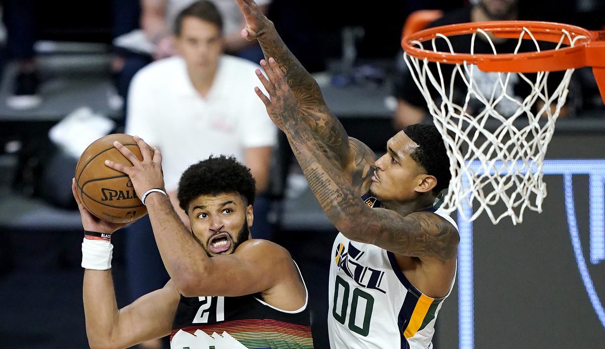 Pemain Denver Nuggets, Jamal Murray, berusaha mencetak poin saat menghadapai Utah Jazz pada ronde pertama playoff NBA musim 2020 di The Field House, Florida, Selasa (18/8/2020). Denver Nuggets menang 135-125 atas Utah Jazz. (AFP/Ashley Landis/Pool/Getty Images)