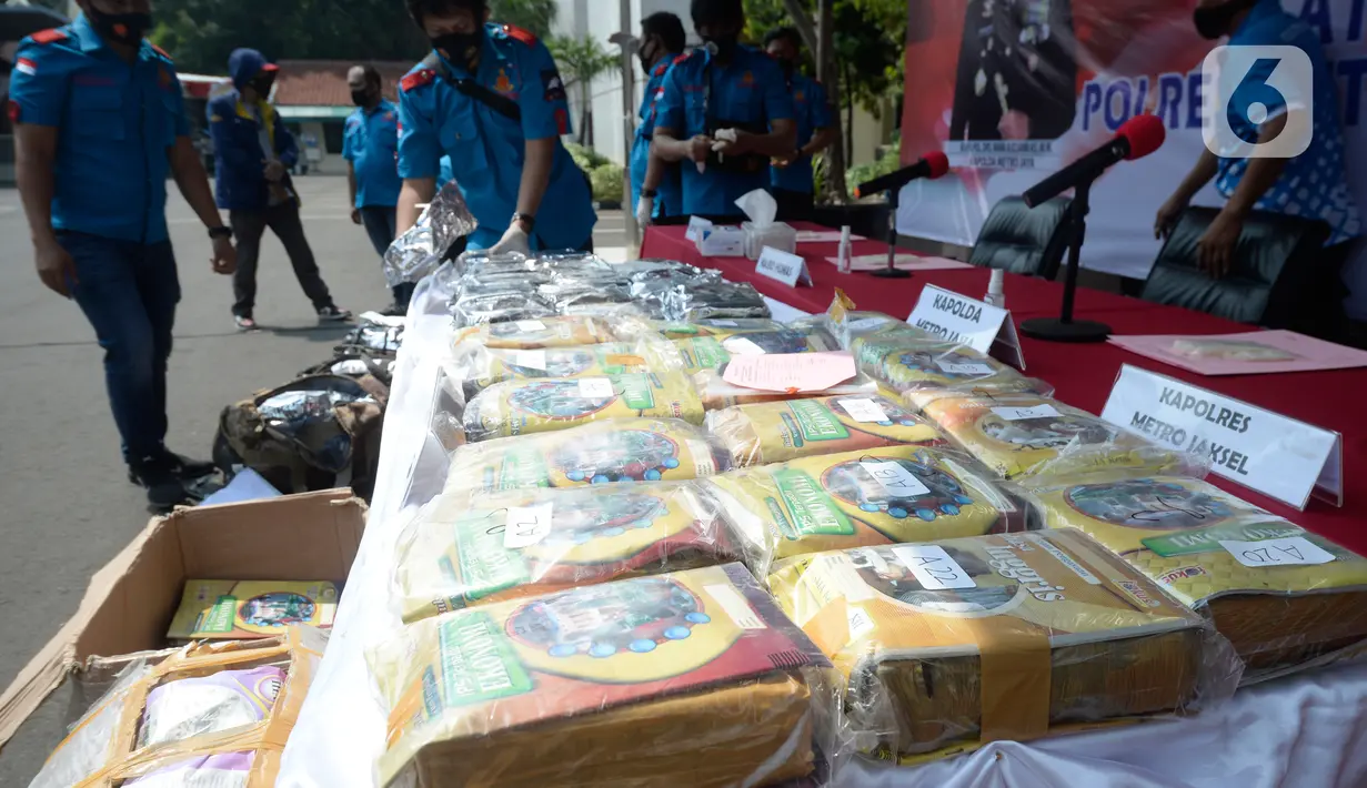 Barang bukti diperlihatkan saat konferensi pers kasus narkoba di halaman Polres Metro Jakarta Selatan, Senin (3/8/2020). Polisi berhasil menggagalkan penyelundupan 160 kg narkotika jenis ganja dan 131 kg sabu jaringan lintas Sumatera-Jawa. (merdeka.com/Dwi Narwoko)