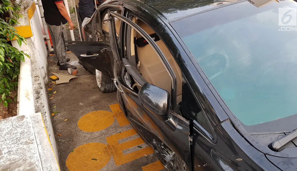 Kondisi sebuah mobil yang hilang kendali dan nyaris tercebur sungai di kawasan Pasar Minggu, Jakarta Selatan, Sabtu (8/6/2019) pagi. Jajaran Satlantas Polres Jaksel masih melakukan penyelidikan dan mencari keberadaan pengemudi yang menghilang. (Liputan6.com/Herman Zakharia)