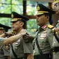 Kapolri Jenderal Tito Karnavian memasangkan tanda pangkat pada Irjen Mochamad Iriawan saat acara sertijab di Rupatama Mabes Polri, Rabu (26/7). Jabatan Iriawan sebagai Kapolda Metro Jaya digantikan oleh Irjen Idham Aziz. (Liputan6.com/Faizal Fanani)