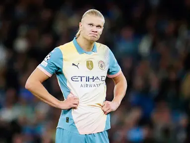 Pemain Manchester City, Erling Haaland, tampak kecewa setelah gagal mencetak gol ke gawang Inter Milan dalam laga Liga Champions di Stadion Etihad, Kamis dini hari (19/9/2024). (AP Photo/Dave Thompson)