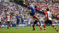 Sundulan pemain Chelsea, Alvaro Morata menembus gawang Southampton pada laga semifinal Piala FA di Wembley stadium, London, (22/4/2018). Chelsea menang 2-0. (AP/Frank Augstein)