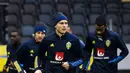 Pemain Swedia Emil Forsberg, Victor Nilsson Lindelof dan Alexander Isak melakukan pemanasan selama sesi latihan di Friends Arena di Solna, Senin (11/10/2021). Swedia akan menjamu Yunani pada lanjutan Kualifikasi Piala Dunia 2022 zona Eropa Grup B pada Rabu dini hari WIB. (LUNDAHL/TT News Agency/AFP)