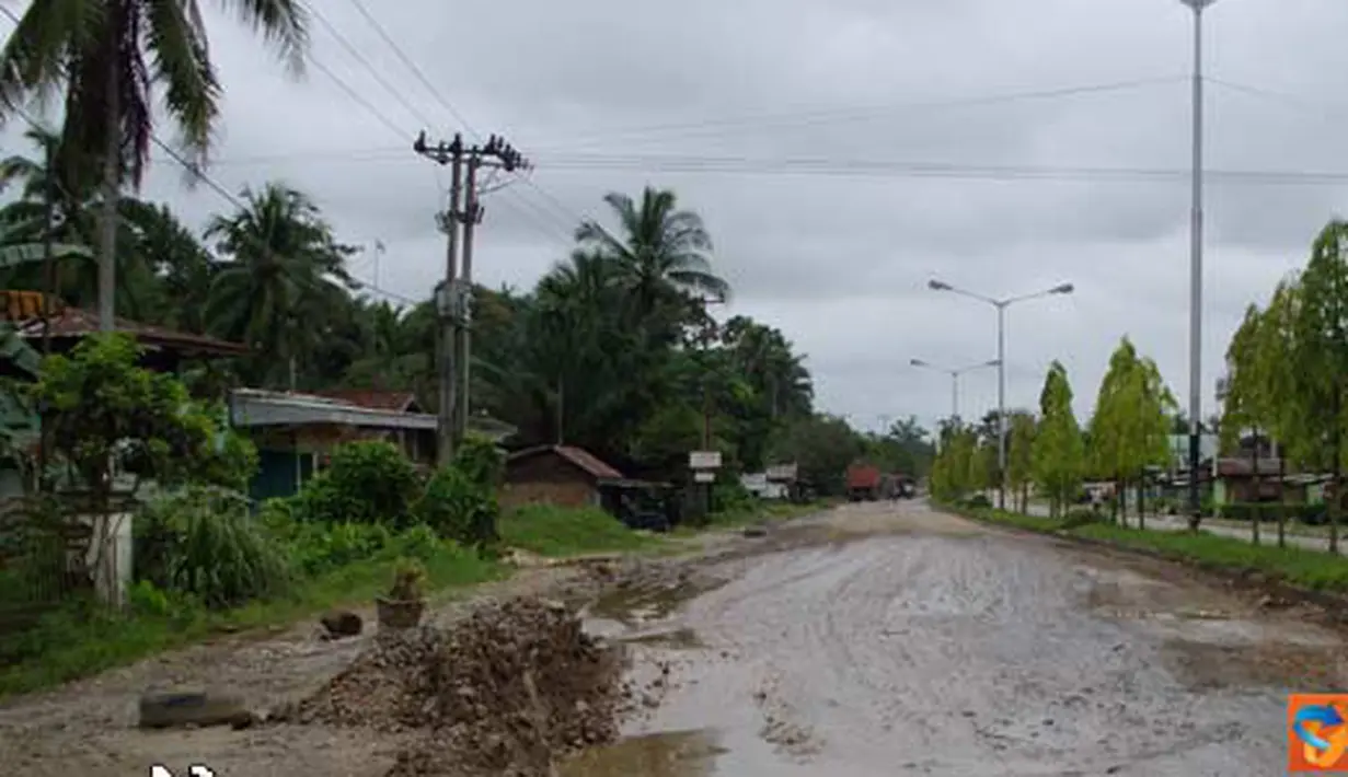 Citzien6, Jambi: Jalan lintas Jambi yang rusak juga terdapat gundukan pasir dan bebatuan, layaknya arena motor cross. (Pengirim: Ferari Gian)
