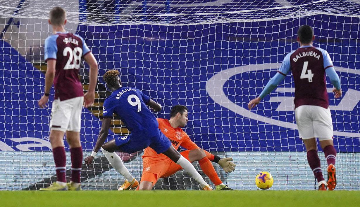 Striker Chelsea, Tammy Abraham, mencetak gol ke gawang West Ham United pada laga Liga Inggris di Stadion Stamford Bridge, Selasa (22/12/2020). Chelsea menang dengan skor 3-0. (AP/John Walton,Pool)