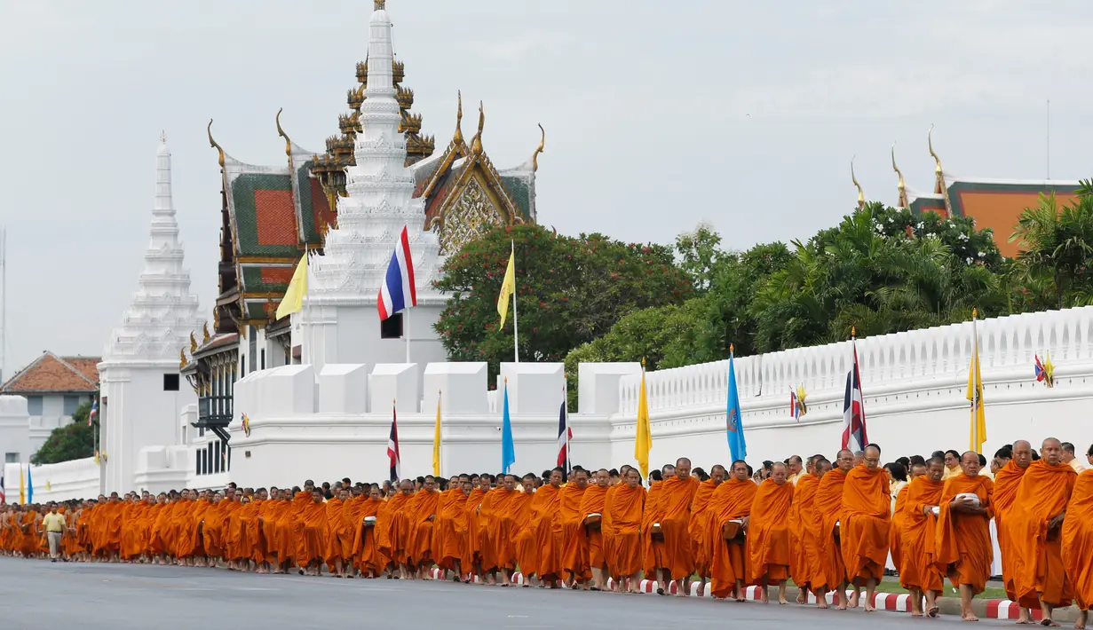 Ratusan biksu tiba untuk upacara di Grand Place memperingati ulang tahun ke-70 Raja Thailand Bhumibol Adulyadej Berkuasa di Bangkok, Thailand (9/6). Peringatan ini akan diwarnai dengan doa pagi yang dipimpin 770 biksu. (REUTERS/Jorge Silva)