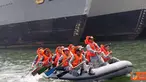 Citizen6, Jakarta: Pelaku latihan SAR dan Sea Survival Kolinlamil 2012 melaksanakan praktek lapangan materi dayung yang dilaksanakan  di Dermaga Kolinlamil, Tanjung Priok, Jakarta, Rabu (5/9).