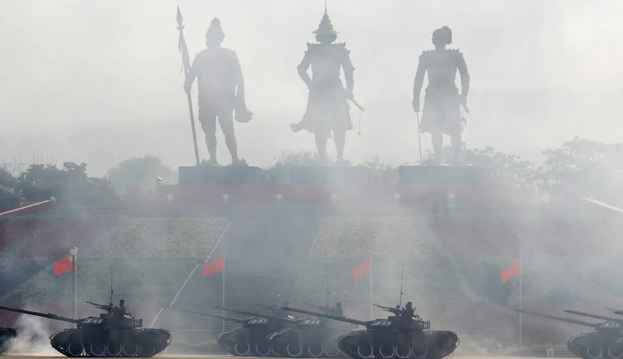 Sejumlah tank melakukan parade untuk memperingati Hari Angkatan Bersenjata di ibukota Myanmar , Naypyitaw 27 Maret 2016. (REUTERS / Soe Zeya Tun)