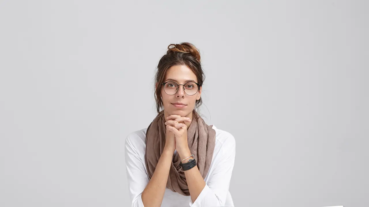 Seorang perempuan sedang menopang dagunya dengan kedua tangan (Foto Dok: Freepik/wayhomestudio)