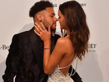 Pemain Paris Saint-Germain (PSG), Neymar dan kekasihnya yang juga model, Bruna Marquesine saling menatap mesra saat menghadiri The Foundation for AIDS Research (amfAR) Gala di Sao Paulo, Brasil, Jumat (13/4). (NELSON ALMEIDA/AFP)