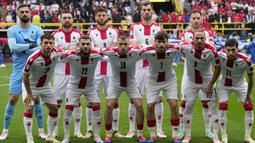 Para pemain starting XI Timnas Georgia berfoto bersama jelang dimulainya laga matchday pertama Grup F Euro 2024 menghadapi Timnas Turki di Westfalenstadion, Dortmund, Jerman, Selasa (18/6/2024). (AP Photo/Martin Meissner)