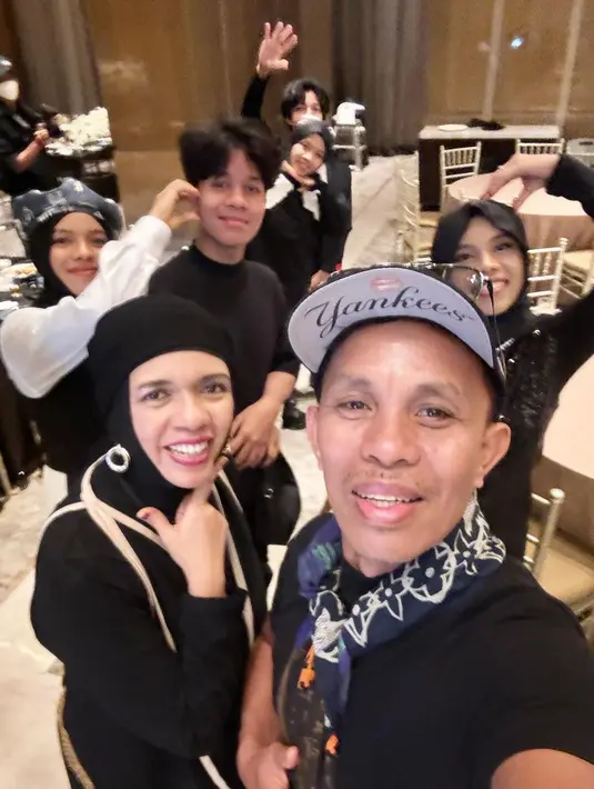 Geni Faruk tampil menyamakan dresscode dengan serba hitam di dinner ulang tahun Atta Halilintar [@genifaruk]