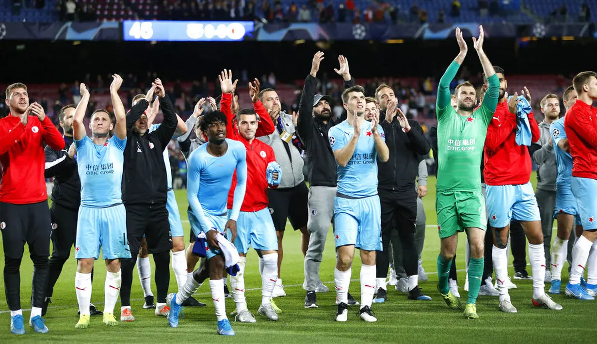 Para pemain Slavia Praha melakukan selebrasi usai berhasil menahan imbang Barcelona pada laga Liga Champions 2019 di Stadion Camp Nou, Selasa (5/11). Kedua tim bermain imbang 0-0. (AP/Joan Monfort)