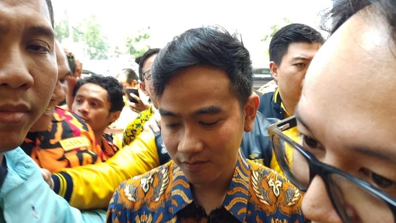 Wakil Presiden (Wapres) terpilih Gibran Rakabuming Raka merespons positif permintaan Presiden Joko Widodo (Jokowi) agar Prabowo-Gibran langsung bekerja usai dilantik. Wali Kota Solo itu sepakat untuk segera bekerja.<br><br>