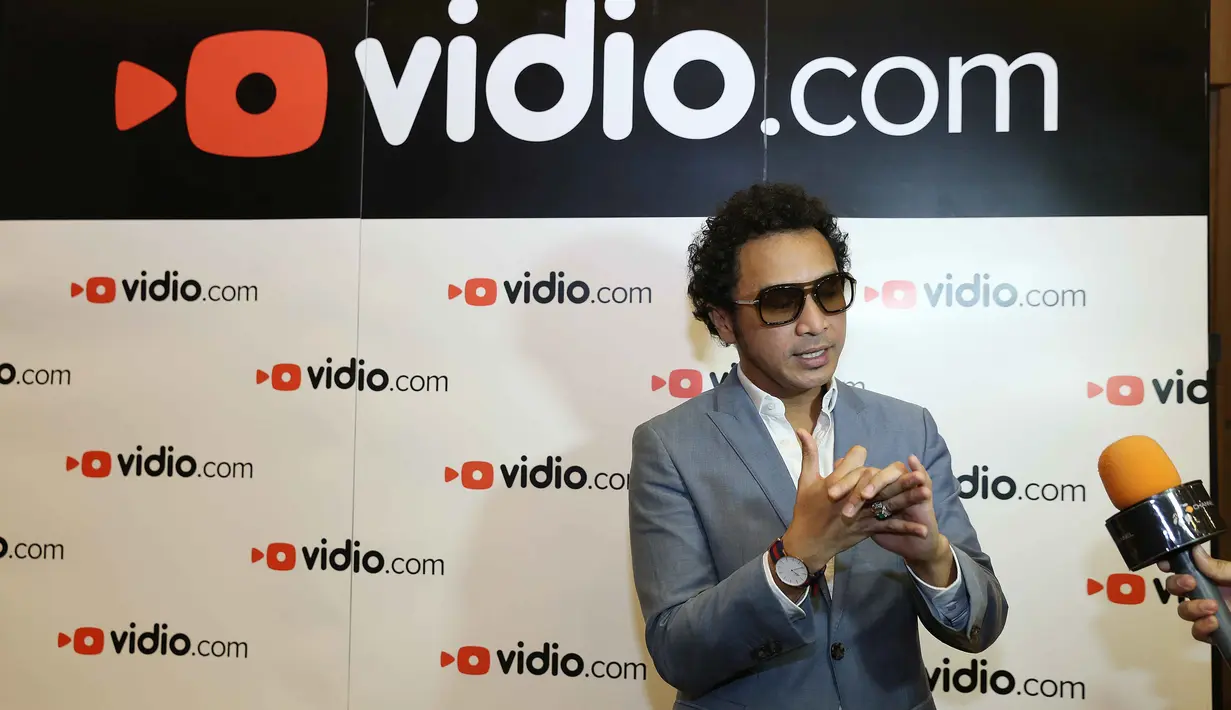 "Dulu pertama kali ketemu Ariel di Musica, perasaannya sama mungkin dengan para peserta ketika bertemu dengan saya atau dewan juri lainnya," kata Giring di preskon Vidio.com Music Battle, Senayan City, Jakarta Pusat, Senin (22/2).(Nurwahyunan/Bintang.com)