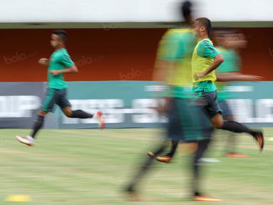 Rizky Ripora terlihat berlari mengikuti arahan pelatih pada sesi latihan timnas Indonesia  di Stadion Maguwoharjo, Sleman, Jumat (7/10/2016). (Bola.com/Nicklas Hanoatubun)