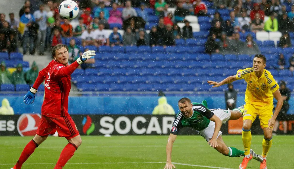  Pemain Irlandia Utara, Gareth McAuley (tengah), saat mencetak gol ke gawang Ukraina dalam laga Grup C Piala Eropa 2016 di Stade de Lyon, Lyon, (16/6/2016). (Reuters/Robert Pratta)