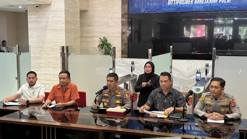 Karo Penmas Divisi Humas Polri Brigjen Ahmad Ramadhan dalam jumpa pers kasus polisi tembak polisi di Mabes Polri, Jakarta Selatan, Jumat (28/7/2023).